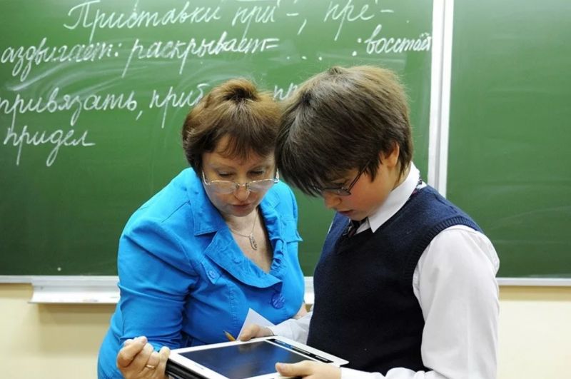 Учитель и ученик на уроке русского языка